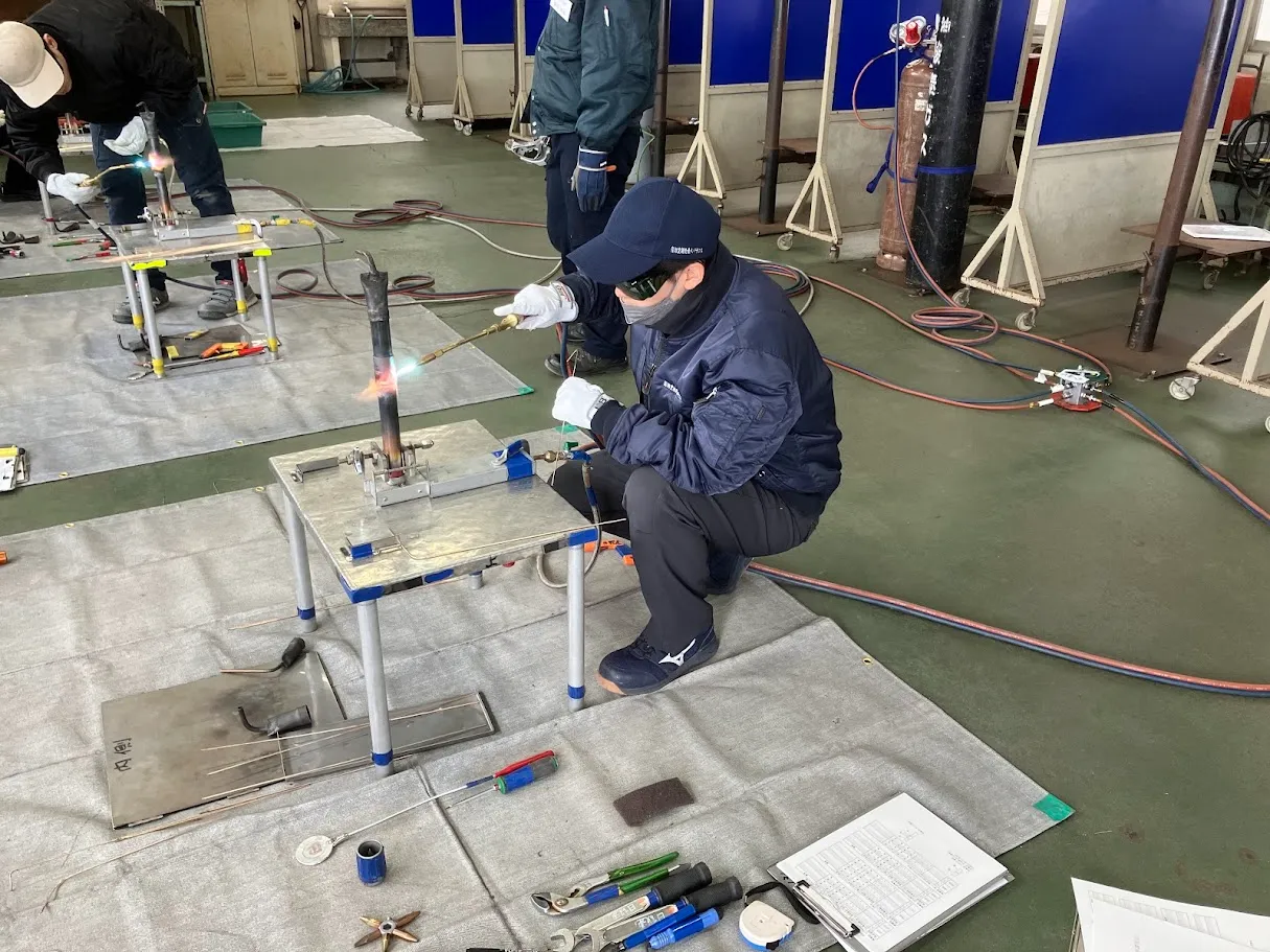 溶接作業をする作業員