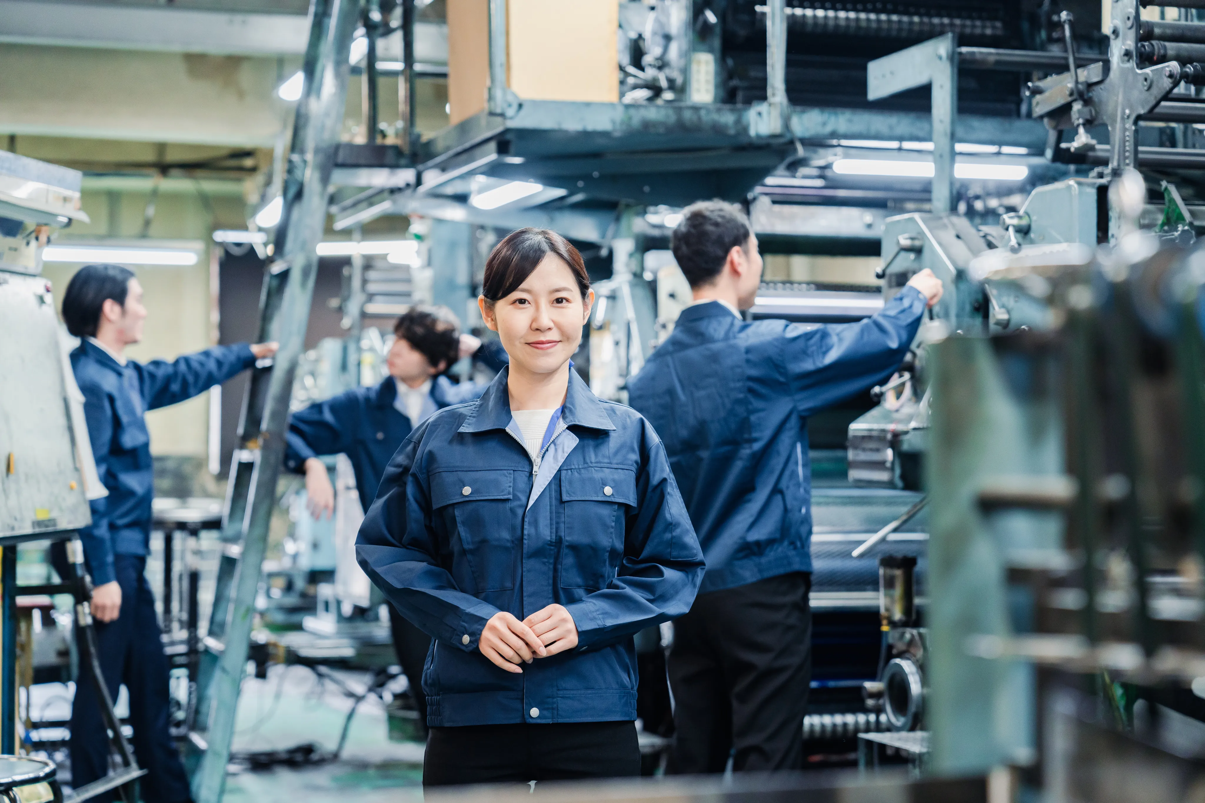 製造工場で働く女性